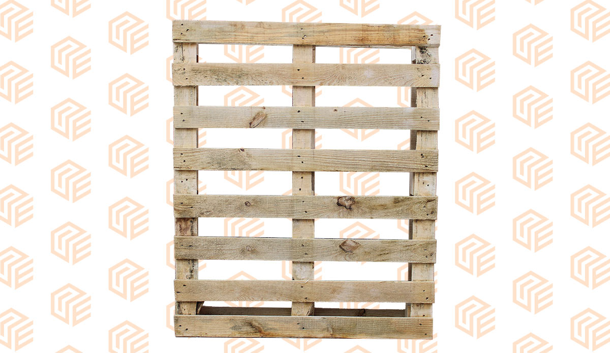 Tarima de madera reciclada de barrote o tacón recuperada frente